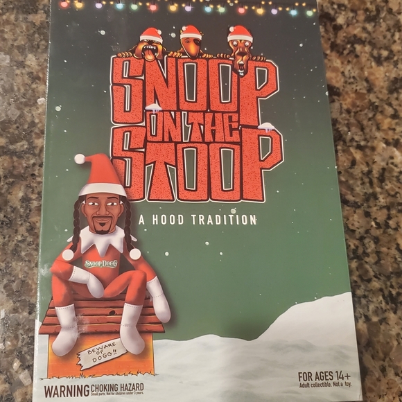 *Collectible* Snoop On The Scoop 12" Plush Figurine w/ Accessories (Not a Toy) - Picture 11 of 12